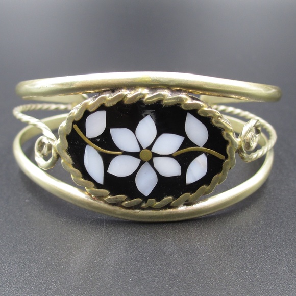 Jewelry - Vintage White & Black Rustic Floral Bracelet